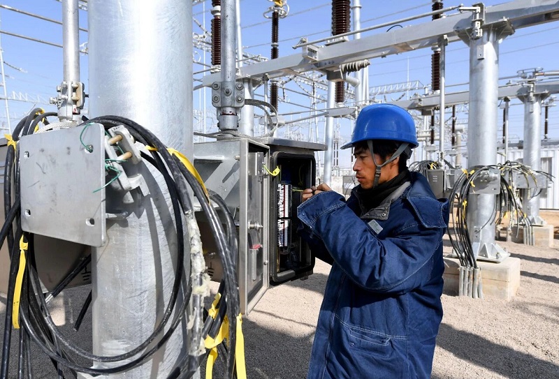 Interruttore automatico SF₆: un componente critico delle reti elettriche ad alta tensione, che offre prestazioni superiori grazie all'elevata elettronegatività e una capacità di estinzione dell'arco 100 volte quella dell'aria.