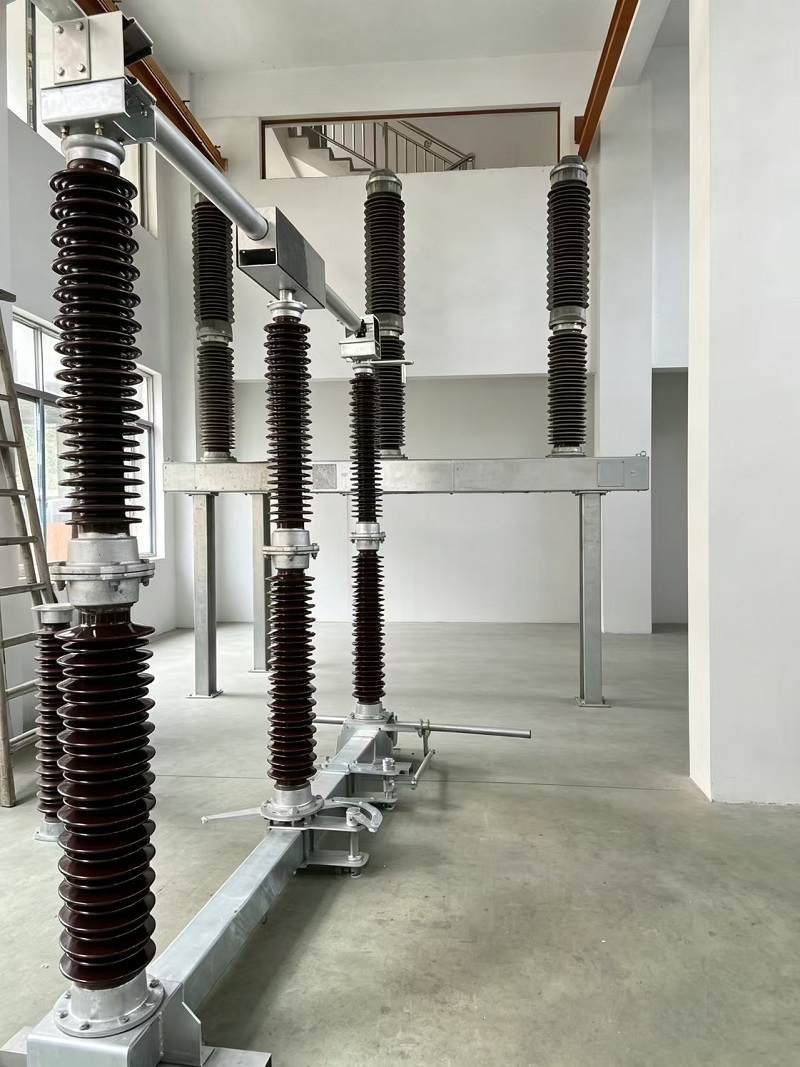 Sezionatore da 220 kV per applicazioni di sottostazioni ad alta tensione esterne